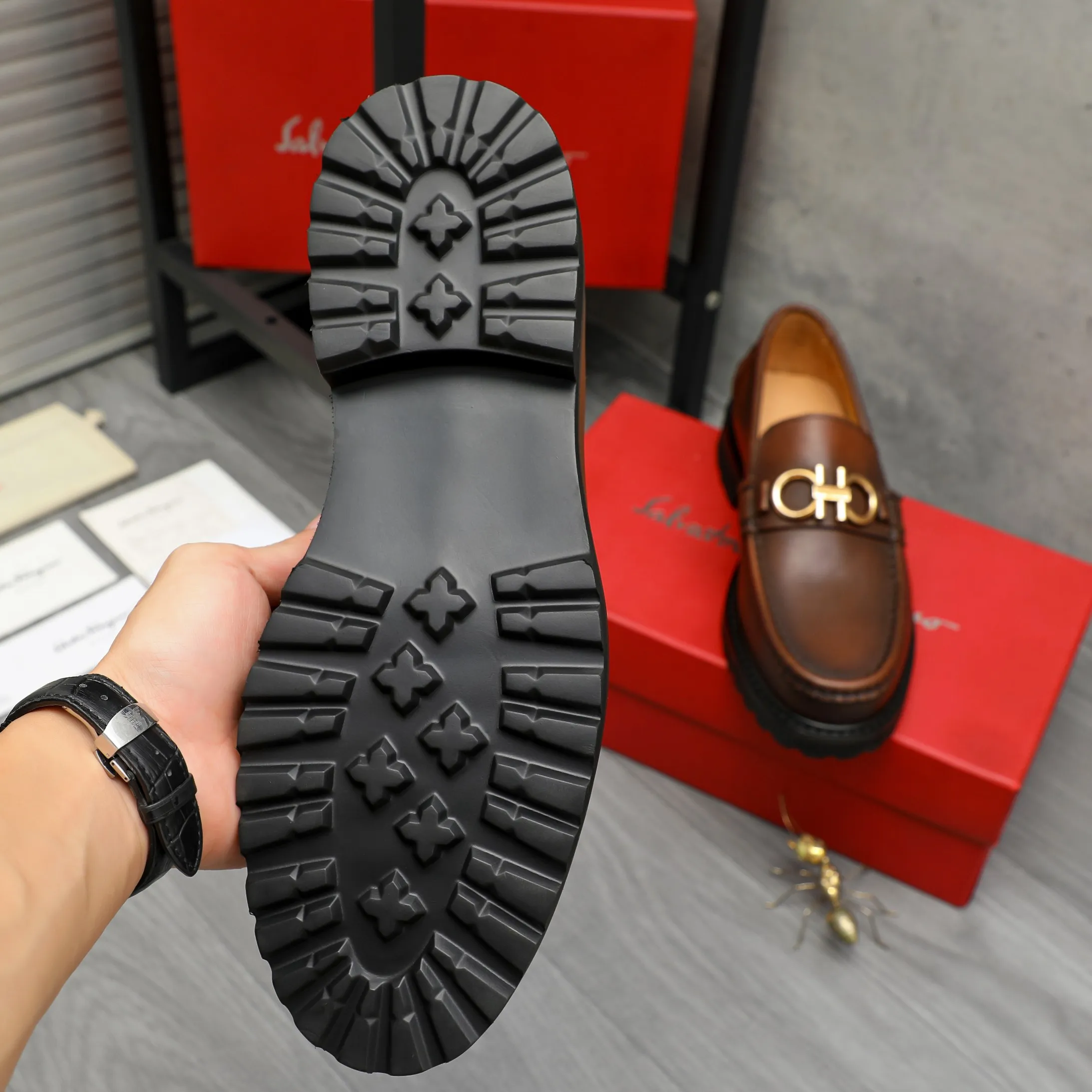 Men's shoes 💰442 Product trademark: Ferragamo "Ferragamo" business formal leather shoes Regular size: 38-46 (45.46 custom-made and non-returnable) Product materials: Selected color-brushed cowhide upper, cowhide lining, non-slip rubber outsole